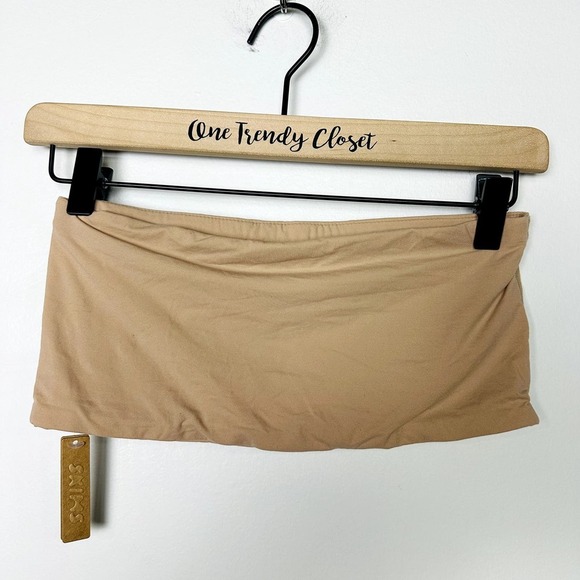 SKIMS Tan Seamless Bandeau Bra - Picture 3 of 7